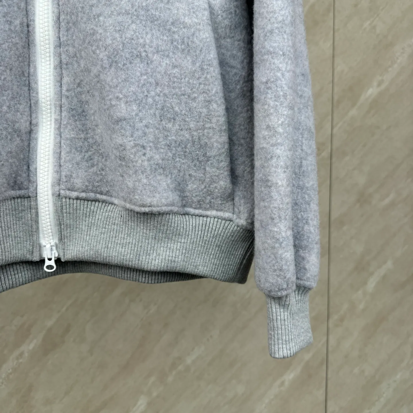 P810 Canada Goos Fleece Badge Hooded Jacket SIZE S/M/L/XL The fabric is made of wool as the main body, with a very small amount of spandex and polyester fiber blended into the wool fleece fabric. The sleeves and hem are closed with 2×2 ribbing. Its strong elasticity can closely fit wrists and waists of different thicknesses, forming an effective 'seal' to prevent cold wind from blowing back. It can still maintain its original shape after repeated stretching and use, and is not easy to loose and deform. And the ribbed cuffs can convey a sense of design and enhance the visual beauty.